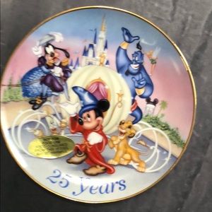 🔴 NWOB Disney 25 Year Anniversary Collectible plate